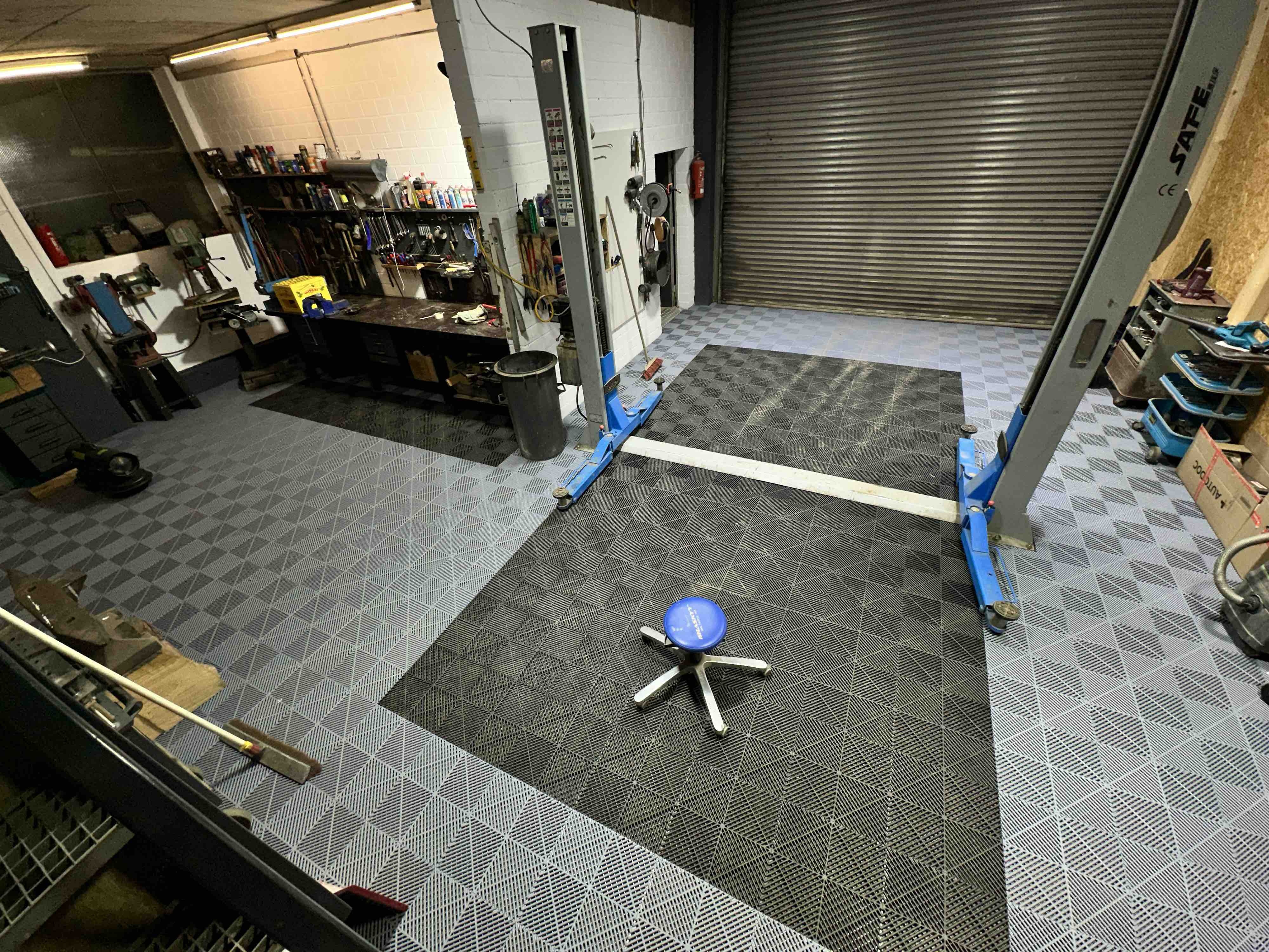 The outdoor garage's PP grating facilitates rapid drainage, effectively eliminating water accumulation in the parking spaces.