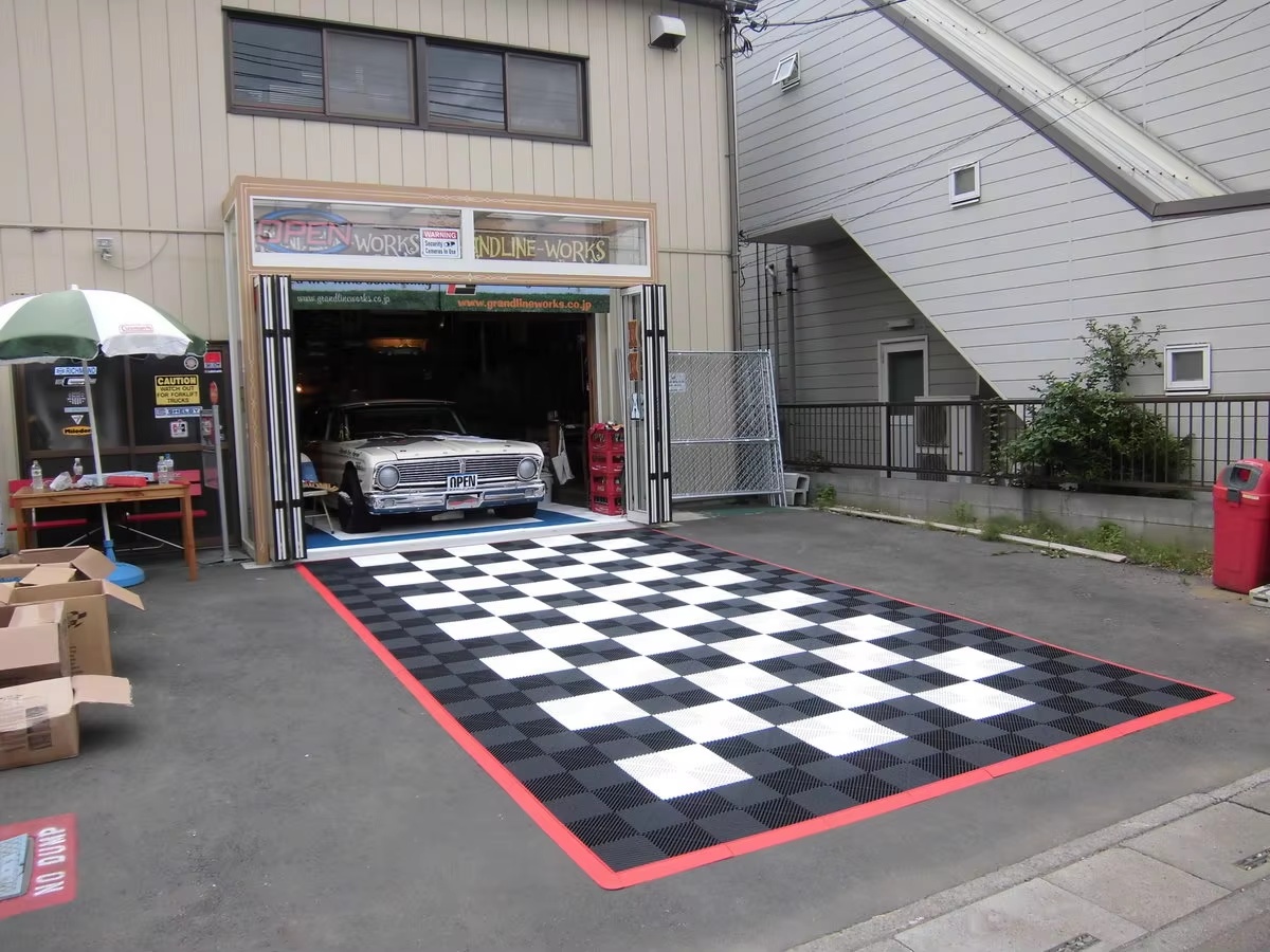 The PP grille does not rust or corrode. It is not affected by oil stains, acids or alkalis in the garage.